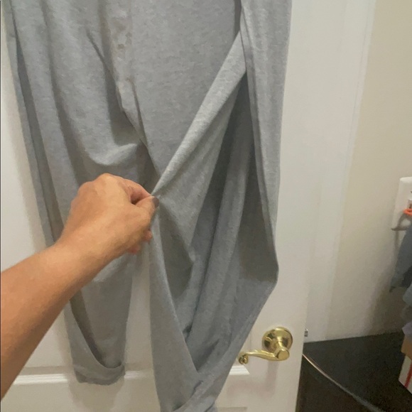 Lululemon beautiful yoga pants open two sides to be comfy when moving around. - Picture 7 of 11